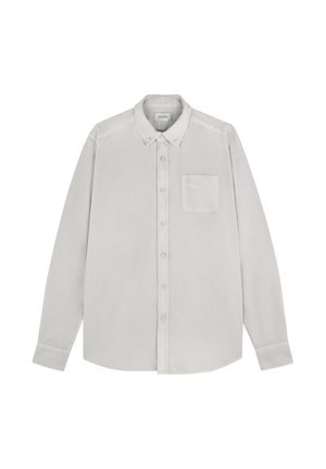 Camisa de manga larga de color gris claro con botones, cuello abotonado y bolsillo en el pecho, presentada plana sobre un fondo blanco.