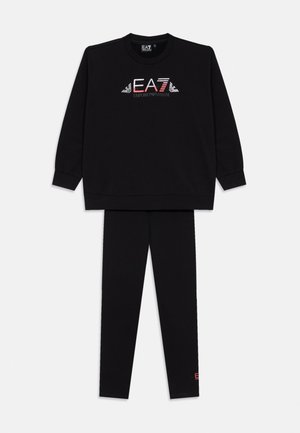 Schwarz-weiße Sweatshirt- und Leggings-Set. Das Sweatshirt zeigt das "EA7 Emporio Armani"-Logo in Weiß und Rot, hat lange Ärmel und gerippte Bündchen.