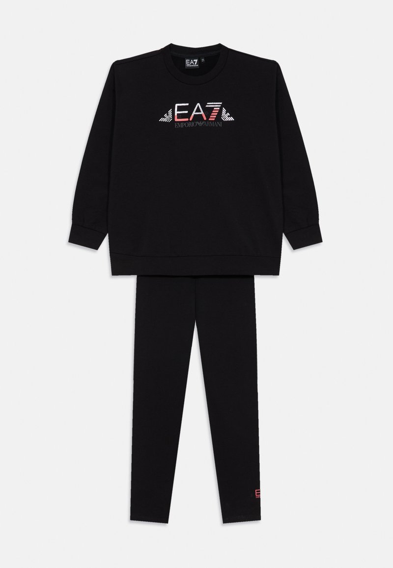 Svart sweatshirt och leggings-set. Sweatshirten har "EA7 Emporio Armani"-logotypen i vitt och rött, med långa ärmar och ribbade mudd.