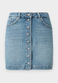 Minifalda de mezclilla azul claro con cierre frontal de botones con herrajes plateados, dos bolsillos frontales y dobladillo deshilachado.