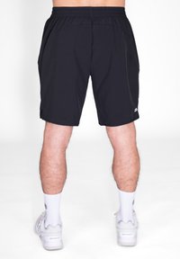 Schwarze Sportshorts mit elastischem Bund, leichtem Stoff, Seitentaschen und einem dezenten Logo am linken Oberschenkel.