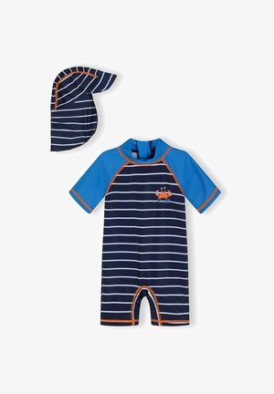 Granatowo-niebieski, paskowany kostium kąpielowy dla niemowląt z pomarańczową grafiką kraba oraz dopasowanym kapeluszem przeciwsłonecznym z osłoną na kark i pomarańczową lamówką.