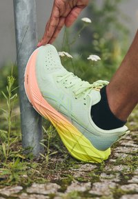 NOVABLAST 4  PARIS - Sapatos para corrida em estrada - cool matcha/safety yellow