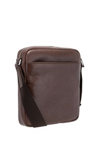 Borsa a tracolla in pelle marrone con chiusura a cerniera, forma rettangolare, superficie testurizzata e tracolla regolabile per una comoda trasportabilità.