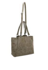 Torebka tote w kolorze tan z materiału imitującego zamsz, z podwójnymi uchwytami u góry i odpinanym paskiem na ramię, charakteryzująca się usztywnionym kształtem i akcentami z połyskującego srebra.
