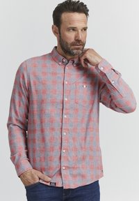 Rød og grå rutete langermet skjorte med knapper laget av strukturert stoff, med brystlomme og hvite knapper. Design med casual passform.