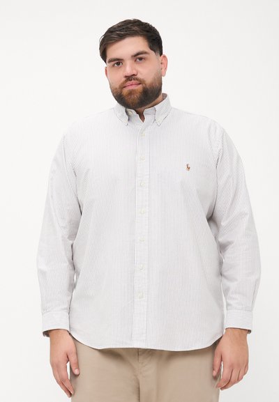 Gestreifte Button-Up-Bluse in Hellblau und Weiß, mit einem klassischen Kragen, langen Ärmeln und einem kleinen gestickten Logo auf der Brust.