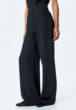 Zwarte wijde pantalon gemaakt van gladde stof. Heeft een hoge taille, zijzakken en een op maat gemaakte pasvorm, met een minimalistisch ontwerp.