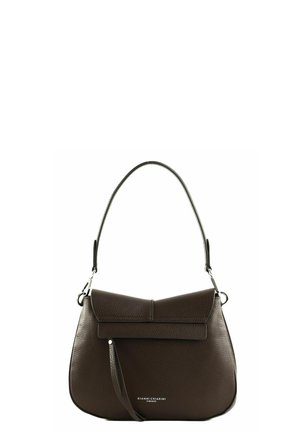Sac à bandoulière en cuir marron foncé avec fermeture à rabat, poignée courte et subtils accents argentés, nom de la marque imprimé près de la base.