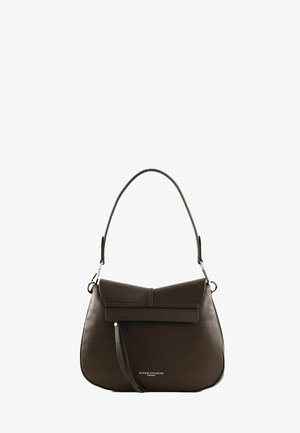 Sac à bandoulière en cuir marron foncé avec fermeture à rabat, poignée courte et subtils accents argentés, nom de la marque imprimé près de la base.