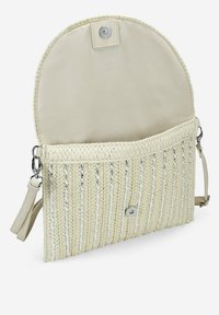 Bolso de paja trenzada en crema con rayas plateadas y un interior de tela suave. Cuenta con un cierre de botón y una correa de hombro ajustable.