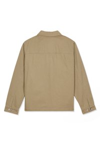 Chemise beige à manches longues avec un dos droit, des poignets boutonnés et un col classique, présentée à plat sur un fond blanc.