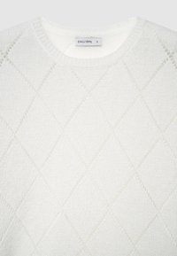 Pull en maille blanche avec un motif en losange texturé, col rond, et une étiquette indiquant "CALLIOPE" avec la taille "S" visible.