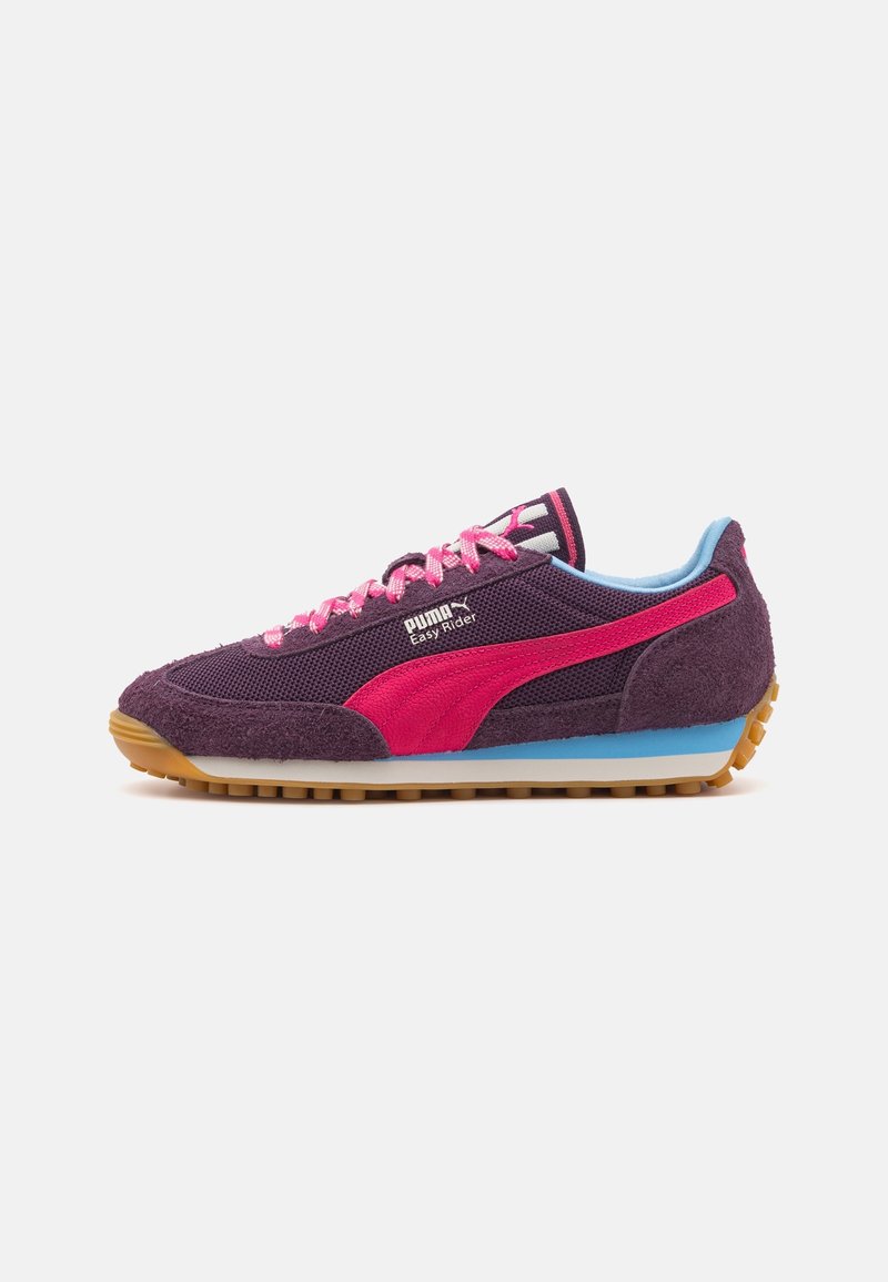 Baskets Puma Easy Rider violettes avec bande et lacets roses, liseré bleu, semelle beige, vue latérale sur fond blanc uni.