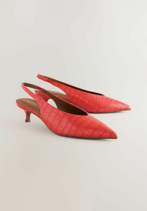 Bottines rouges à talons slingback, présentant un bout pointu, une texture crocodile et un petit talon kitten. Le design inclut une découpe sur le côté.