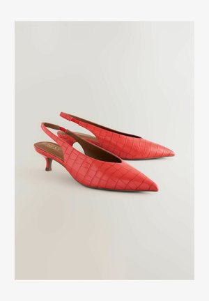 Červené slingback veľká s úzkym špičatým nosom, krokodílou textúrou a malým kitten heel. Dizajn obsahuje výrez na boku.