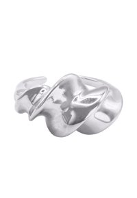 Bracciale in metallo con un design attorcigliato, finitura argentata lucida e liscia, bordi arrotondati e una forma scultorea senza chiusure o cerniere visibili.