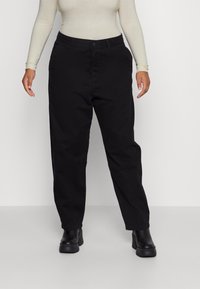 Pantaloni neri a vita alta, dritti e realizzati in cotone. Presentano tasche laterali e una chiusura con un solo bottone, arricchiti da un design alla caviglia.