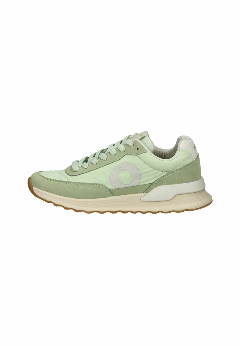 Grüner Sport-Schuh mit einer Kombination aus glatten und Wildleder-Oberflächen, einer Gummisohle und einem runden Logo an der Seite.