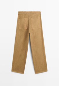 Brown wide-leg pants made of fabric, featuring a high waist, two rear pockets, and a frayed hem. The design emphasizes a relaxed fit.