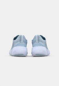 Vaaleansiniset urheilukengät, joissa on verkkomateriaalista yläosa, pehmustettu nilkkasauma ja pyöreä valkoinen pohja. Takaviistokuvassa näkyy vetonauhat ja teksturoitu pinta.