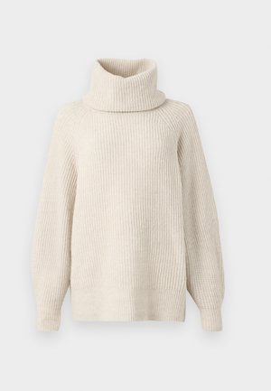 Lys beige, ribbet strikket genser med høy hals og løs passform, droppede skuldre og tykk krage. Myk tekstur, litt oversized design.