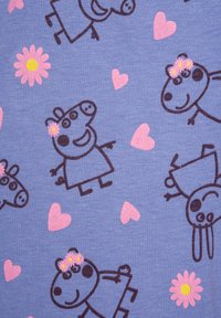 Tessuto azzurro chiaro con motivi ripetuti di personaggi dei cartoni animati, cuori rosa e fiori. I personaggi sono contornati da un inchiostro scuro con accenti decorativi.
