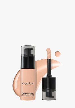Bouteille Smashbox Dual Filter 2 en 1 correcteur et fond de teint avec applicateur et échantillon de fond de teint beige sur fond blanc.