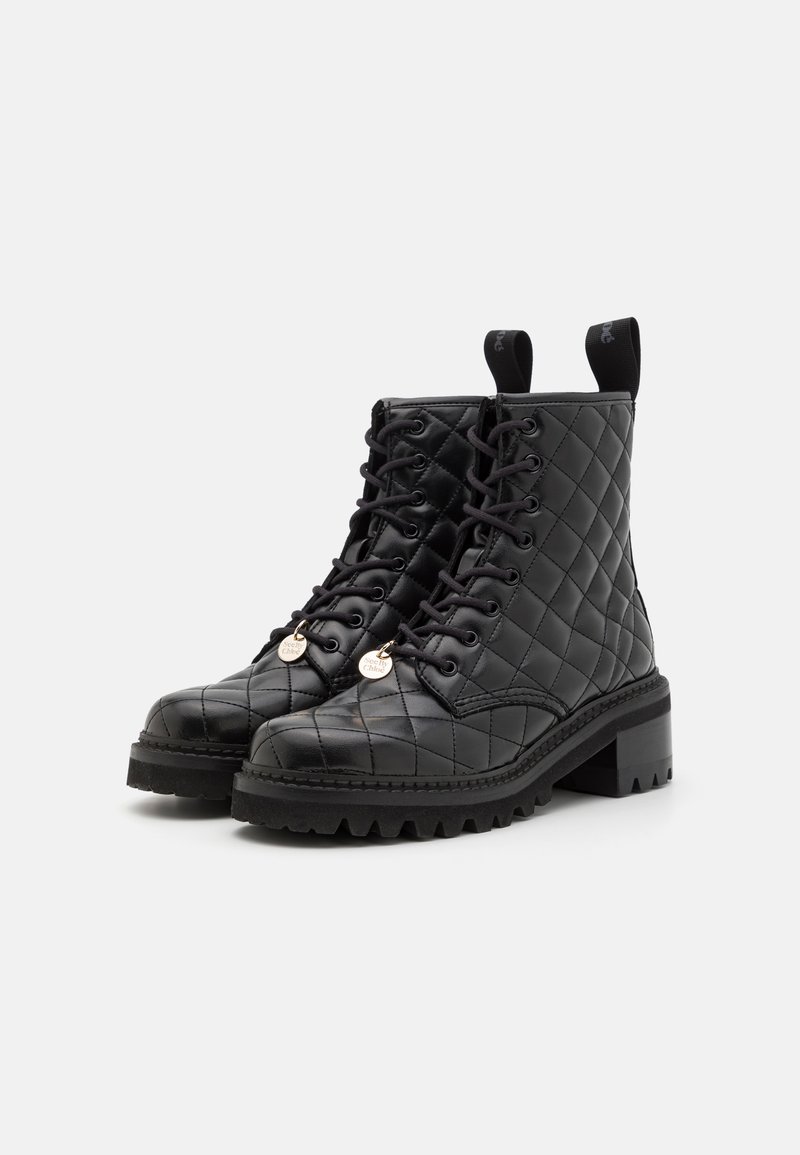 Stivaletti alla caviglia neri imbottiti in pelle verniciata testurizzata, dotati di lacci neri, tacchi spessi e dettagli in metallo dorato.