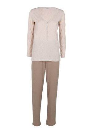 Maglia henley beige a maniche lunghe con scollo a V abbinata a pantaloni marrone chiaro a gamba dritta, entrambi realizzati in tessuto morbido e confortevole.