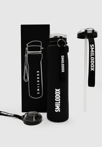 Schwarze Edelstahl-Wasserflasche mit silbernem Deckel, graviertem Logo, flexibigem Strohhalm und Tragegurt, präsentiert in passendem Verpackungsdesign.
