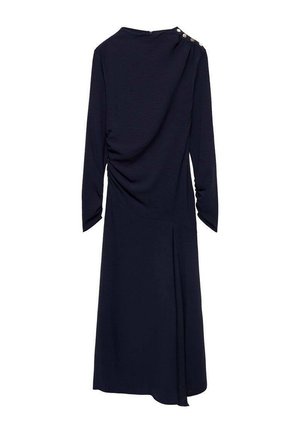 Robe longue noire avec manches longues, détail froncé sur le côté et quatre boutons décoratifs sur une épaule.