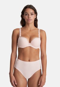 Helles rosa Karo-Lingerie-Set mit einem gepolsterten BH mit Spitzenverzierungen und passenden hochgeschnittenen Briefs, beide mit floralen Akzenten.