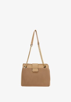 Beige plisseret håndtaske med kædetræk og rektangulær flaplukning. Glat tekstur med en struktureret silhuet og metalliske accenter.