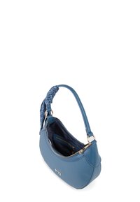 Borsa a tracolla in pelle blu con tracolla intrecciata, chiusura con zip e accessori in oro. L'interno presenta una tasca con zip e una fodera liscia.