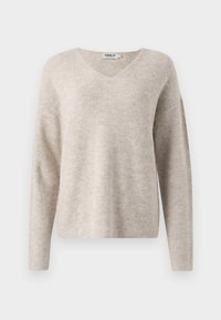 Pull en maille côtelée beige avec manches longues et col en V, présenté sur un fond blanc uni.