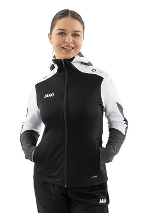 Giacca nera e bianca con zip e cappuccio, caratterizzata da un design elegante, tessuto morbido e modelli a contrasto sulle maniche. Logo ben visibile.
