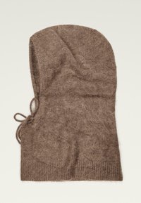 Bruine gebreide wollen balaclava met een touwtje aan één kant, ontworpen om het hoofd en de nek warm te houden.