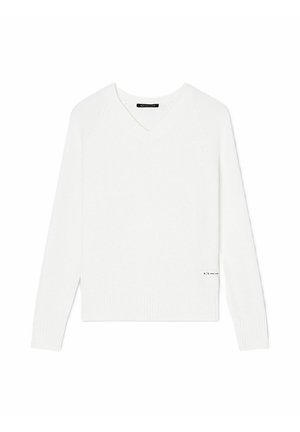 Maglione bianco con scollo a V, maniche lunghe, polsini e orlo a costine. Texture morbida, design minimalista, con un piccolo logo decorativo nella parte inferiore.