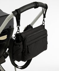Zwarte gevoerde luiertas met meerdere ritscompartimenten, afneembare schouderriem en bevestigingsclips voor een kinderwagen; gemaakt van duurzaam materiaal.