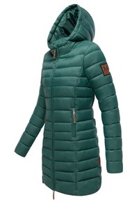 Chaqueta acolchada larga color verde azulado con capucha, cremallera frontal, bolsillos con cremallera y un parche de logo marrón en la parte superior de la manga.