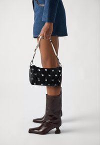 KARL LAGERFELD IKON PEBBLE  - Taška cez plece - black
