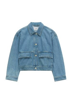 Veste en denim bleu clair avec un col, fermeture à boutons à l'avant, deux poches poitrine et manches courtes. Texture lisse et design simple.