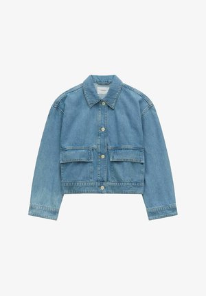Veste en denim bleu clair avec un col, fermeture à boutons à l'avant, deux poches poitrine et manches courtes. Texture lisse et design simple.