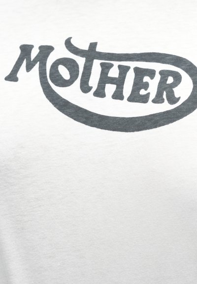 Λευκό βαμβακερό t-shirt με σκούρο γκρι, ρετρό στυλ κείμενο "MOTHER" με καμπυλωτό σχέδιο. Απαλή υφή, χωρίς ορατά μοτίβα ή διακοσμήσεις.