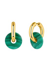 Pendientes de aro de oro con un acento circular de malaquita que presenta patrones de bandas verdes y negras, mostrando un acabado suave y pulido.
