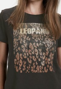 Černé tričko s krátkým rukávem se zlatohnědým leopardím potiskem s metalickým efektem, třpytivými akcenty a výrazným nápisem "LEOPARD".