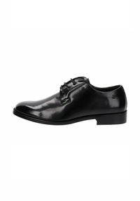 Zwarte leren dress shoe met een ronde neus, vetersluiting, een gladde glanzende textuur en een lage hak. Bevat een subtiel logo aan de zijkant.