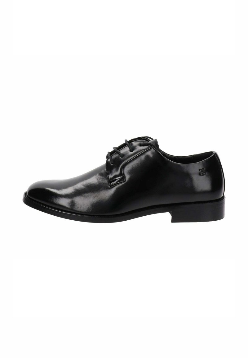 Zwarte leren dress shoe met een ronde neus, vetersluiting, een gladde glanzende textuur en een lage hak. Bevat een subtiel logo aan de zijkant.