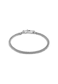 Bracelet en chaîne en argent avec des maillons torsadés et un fermoir en homard. Sa texture lisse et sa finition polie mettent en valeur son design contemporain.